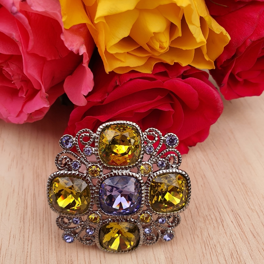 Decorative, functional Brooch - Picture 2 of 3